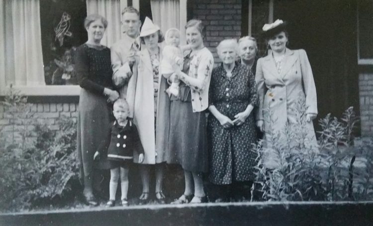 3e rechts is Sybilla Sommer-Appel, 2e rechts is Hermine Noah-Goldschmidt